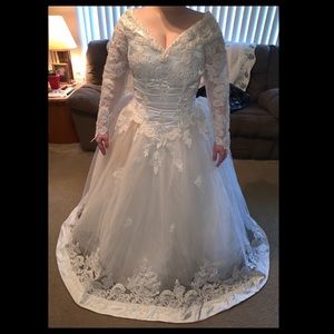 Gloria Vanderbilt wedding dress